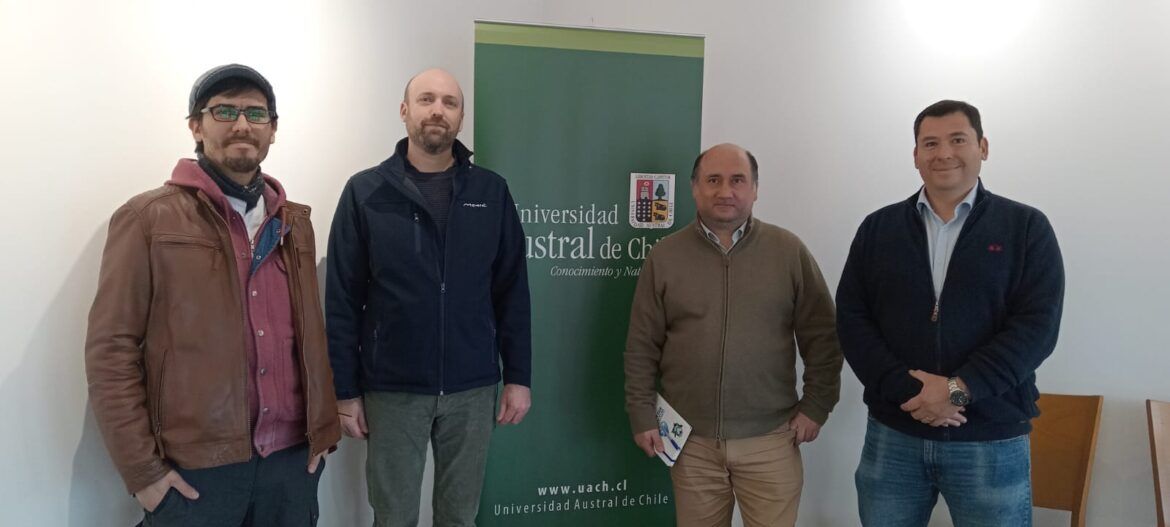 De izquierda a derecha: Dr. Lorenzo Reyes, Director del VIDCA; Dr. Gonzalo Tampier, Director del Instituto de Ciencias Navales y Marítimas de la UACh; Dr. José Dörner, Rector UACH y Rodrigo Paredes, Director Ejecutivo del Centro MERIC.